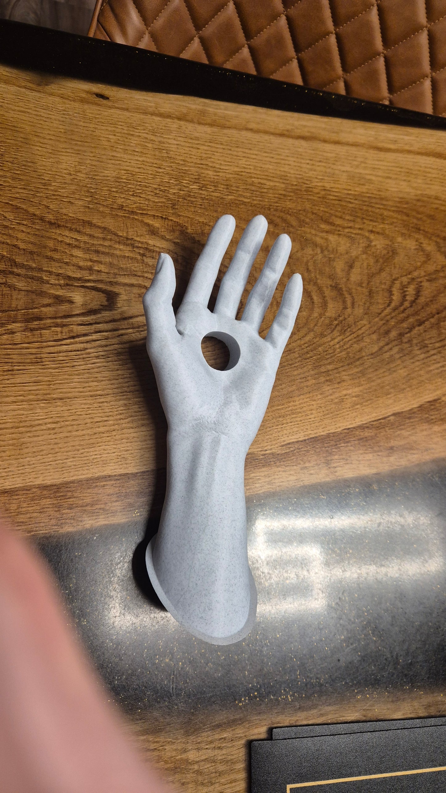 3D-gedruckter Weinflaschenhalter – Hand-Design